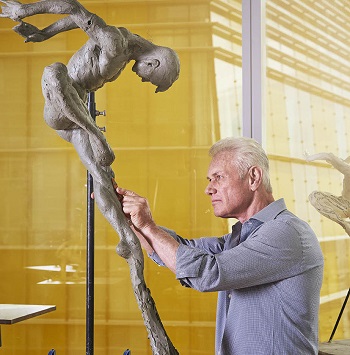Современный американский скульптор Ричард Макдональд