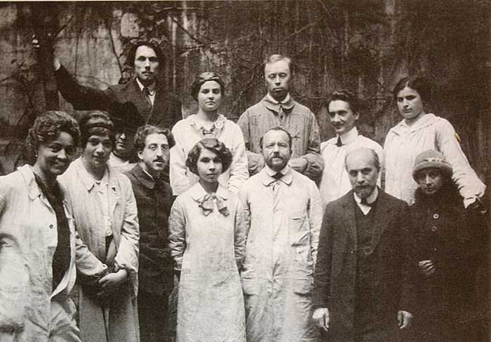 А. Бурдель (нижний ряд, второй справа) с учениками: верхний ряд, справа налево: В. Мухина, А. Вертепов, Б. Терновец, 1913.