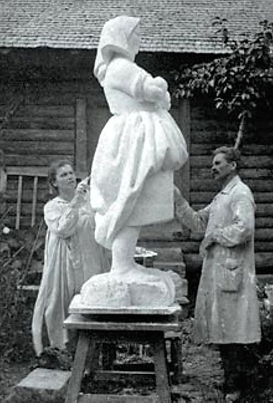 Вера Мухина работает над скульптурой Крестьянка
