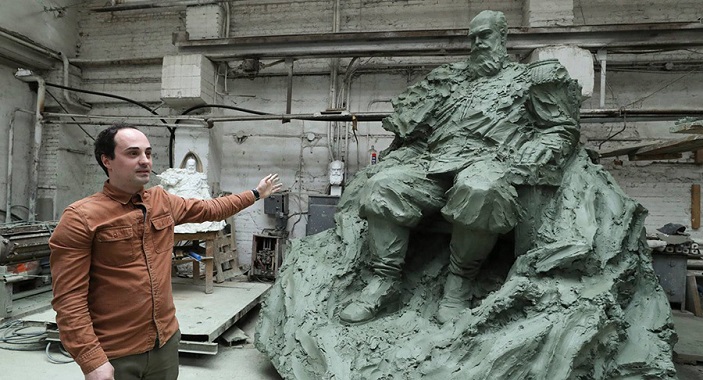 Владимир Бродарский перед моделью памятника Александру III, 2021