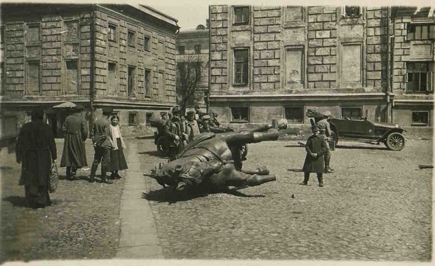 Демонтаж памятника Скобелеву в Москве 1918