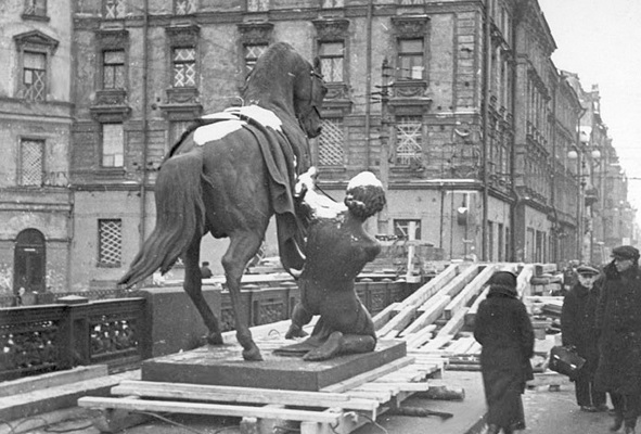 Демонтаж скульптурных групп Укротители коней П. Клодта с Аничкова моста, 1941