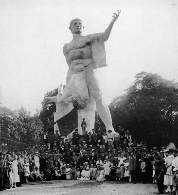 Открытие памятника "Освобожденный труд" скульптора М. Блоха, 1920