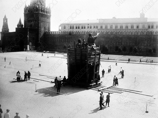 Процесс переноса памятника Минину и Пожарскому на Красной площади в Москве