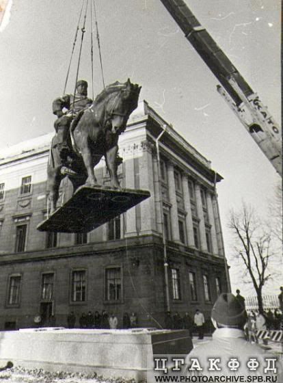 Установка памятника Александру III в курдонере Мраморного дворца