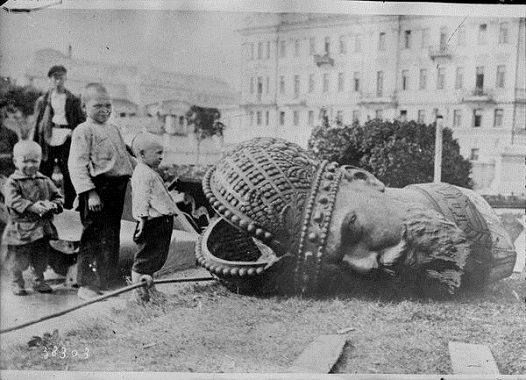 Демонтаж памятника Александру III в Москве, 1918